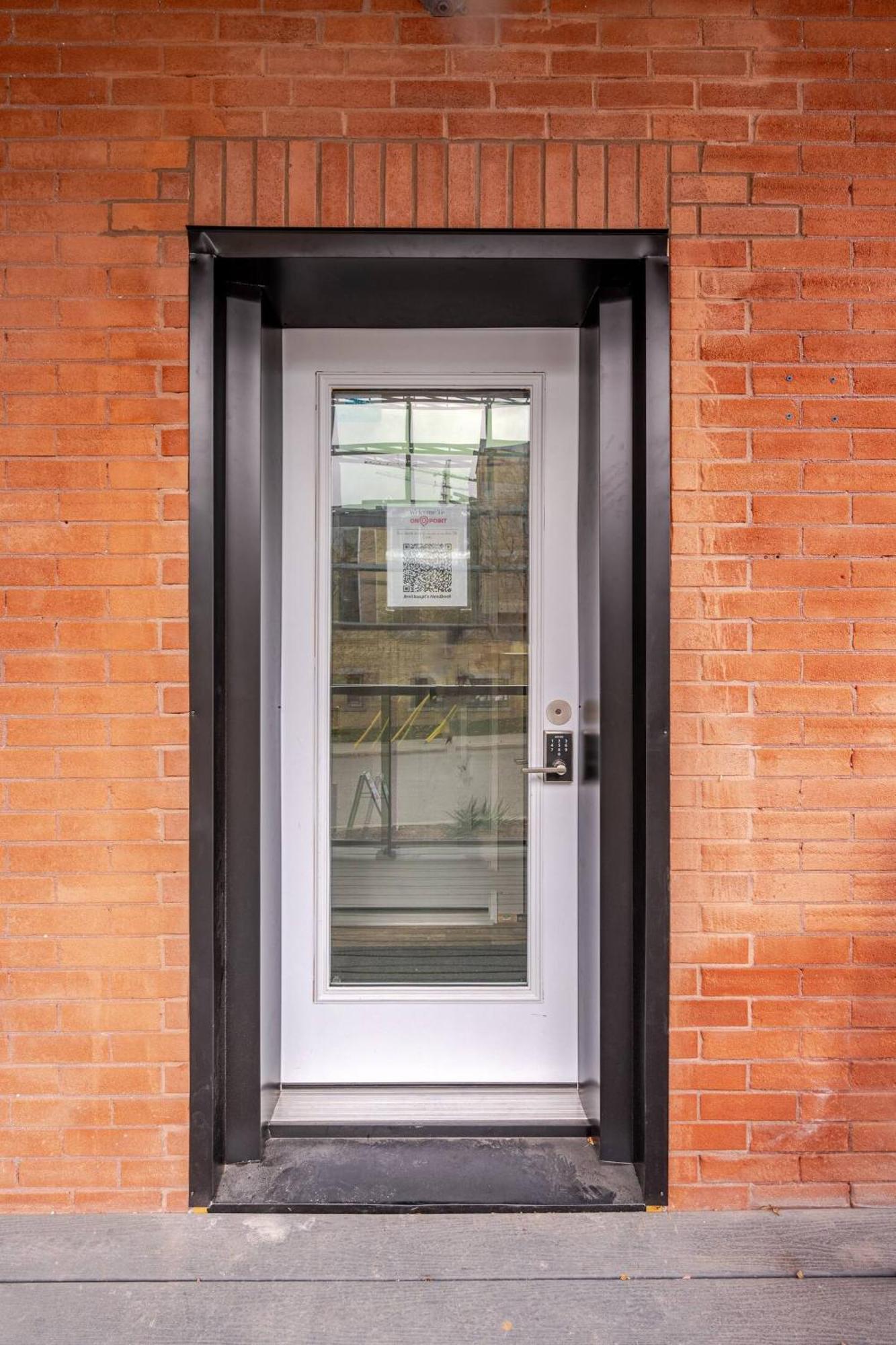 Entire 1 Bedroom Apartment Across From Google - Br5 Kitchener Esterno foto