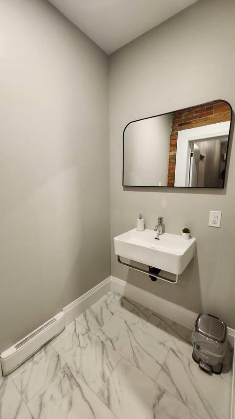 Entire 1 Bedroom Apartment Across From Google - Br5 Kitchener Esterno foto